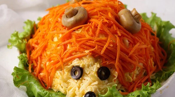 Классический русский салат с курицей и овощами «Ежик»